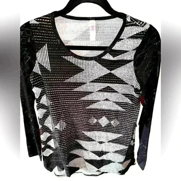 Lularoe XS black‎ & white geometric print long sleeve Lynnae top. NWT. Hi/lo hem - Picture 1 of 10